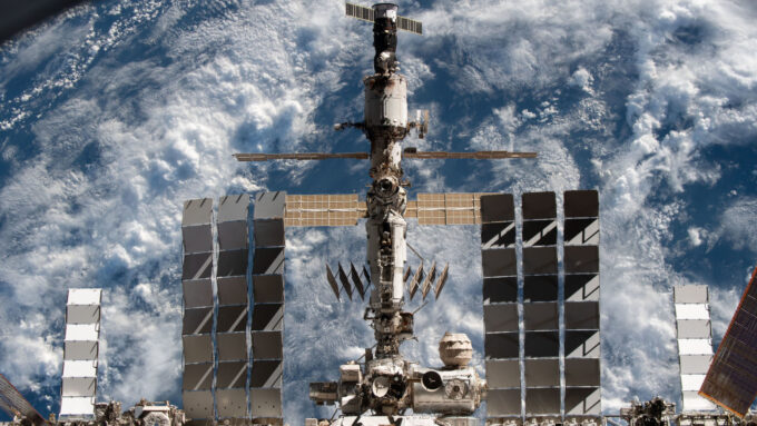 Visão dorsal do Segmento Orbital Russo (ROS) da ISS, em foto tirada da cápsula Crew Dragon Endeavour após desacoplar da estação, em 8 de novembro de 2021 (Crédito: NASA) / rússia