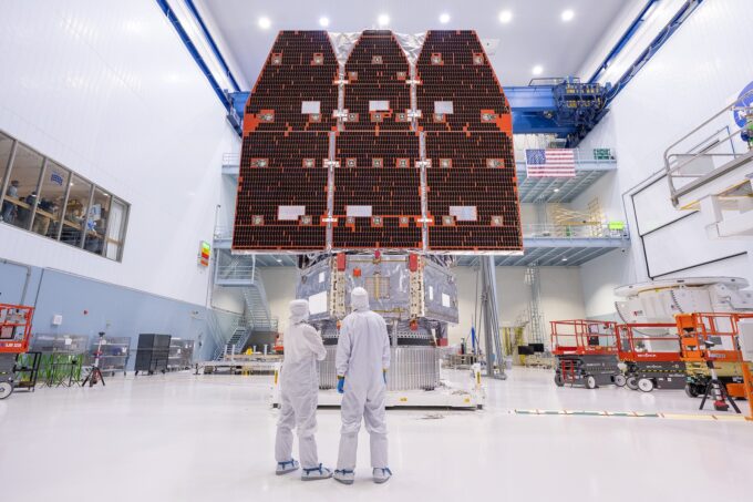 O RST completo em uma sala limpa da NASA, com os painéis solares em evidência (Crédito: Jolearra Tshiteya/NASA)