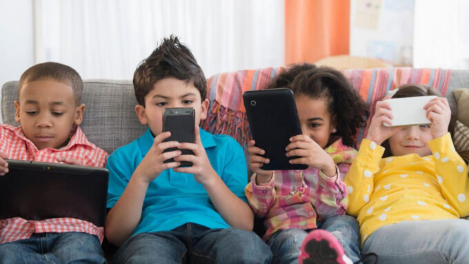 Estudos recentes apontam que crianças a partir de 7 anos acessam redes sociais, muitas sem monitoramento dos pais (Crédito: Getty Images)