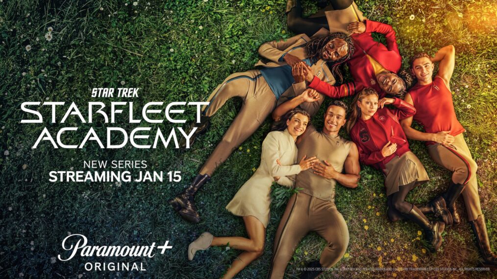 A imagem é um cartaz promocional da série "Star Trek: Starfleet Academy", uma produção original do Paramount+. O design apresenta os personagens principais de forma vibrante e acolhedora, dispostos em uma pose relaxada sobre a grama verdejante num campo ensolarado.No centro da composição, seis jovens atores — cinco mulheres e um homem — estão espalhados no gramado, com as pernas esticadas ou cruzadas, sorrindo para a câmera ou olhando entre si, transmitindo uma sensação de amizade e camaradagem. Eles vestem uniformes que misturam elementos futuristas com o estilo mais casual dos anos 2000/2100; alguns usam jaquetas vermelhas com detalhes dourados (associadas à Academia Estelar), enquanto outros têm roupas bege-claro com listras laterais azuis, típicas das fardas da Starfleet. Os rostos são expressivos: há quem sorria amplamente, alguém encara diretamente a câmera com confiança, outro parece estar pensativo mas ainda assim feliz. A iluminação natural vem de cima direita, criando sombras suaves e realçando o brilho nos cabelos e nas roupas. Ao fundo, flores silvestres coloridas pontuam o cenário verde, adicionando vida ao ambiente. À esquerda, destaca-se o título “STAR TREK STARFLEET ACADEMY” em letras maiúsculas brancas e modernas. Abaixo, está escrito “NEW SERIES STREAMING JAN 15”, informando a data de lançamento na plataforma. No canto inferior esquerdo, aparece o logotipo do “Paramount+ ORIGINAL”. Na parte inferior direita, há pequenas informações legais sobre copyright e marca registrada. Em geral, o cartaz transmite energia positiva, frescor e esperança, alinhado ao tema de formação de novos astronautas e exploradores da galáxia. É claramente feito para atrair espectadores interessados em ficção científica juvenis e dinâmicos.