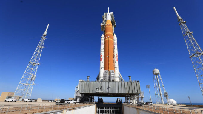 SLS e cápsula Orion posicionados para missão Artemis II, antes de voltarem para o VAB (Crédito: Ben Smegelsky/NASA)