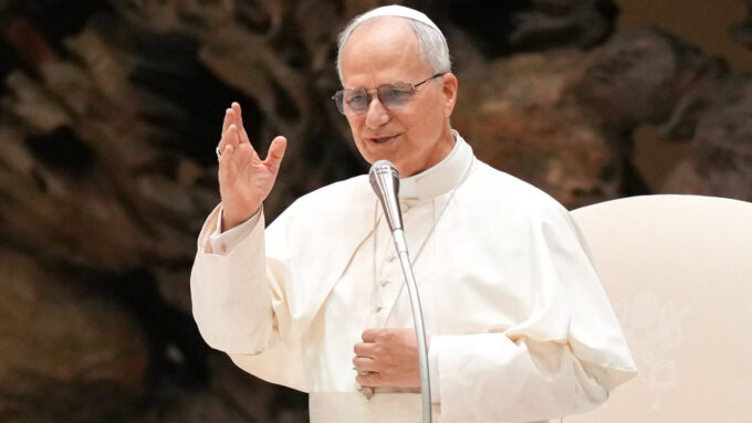 Mesmo com o Vaticano ensaiando uma aproximação com a IA, Leão XIV não recua em sua visão de exigir que desenvolvedores e companhias priorizem humanos acima do lucro (Crédito: Lola Gomez/CNS)