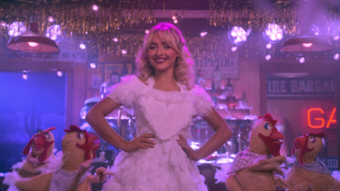 Sabrina Carpenter, que também produziu o especial, está muito a vontade (Crédito: Reprodução/20th Television/The Muppets Studio/Point Grey Pictures/Disney)