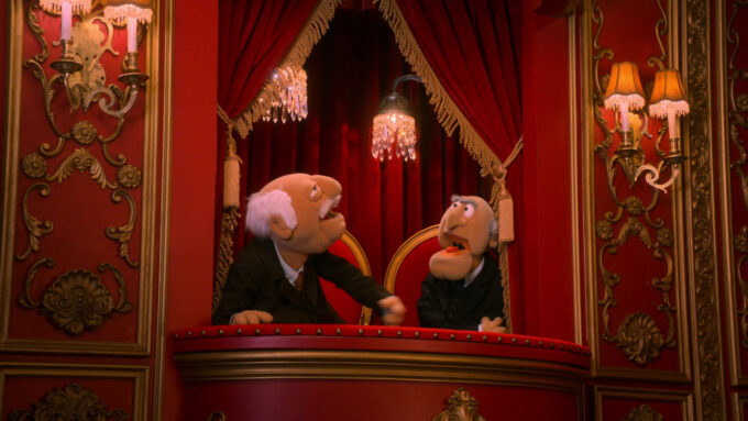 Statler e Waldorf, sempre adoráveis (Crédito: Reprodução/20th Television/The Muppets Studio/Point Grey Pictures/Disney)