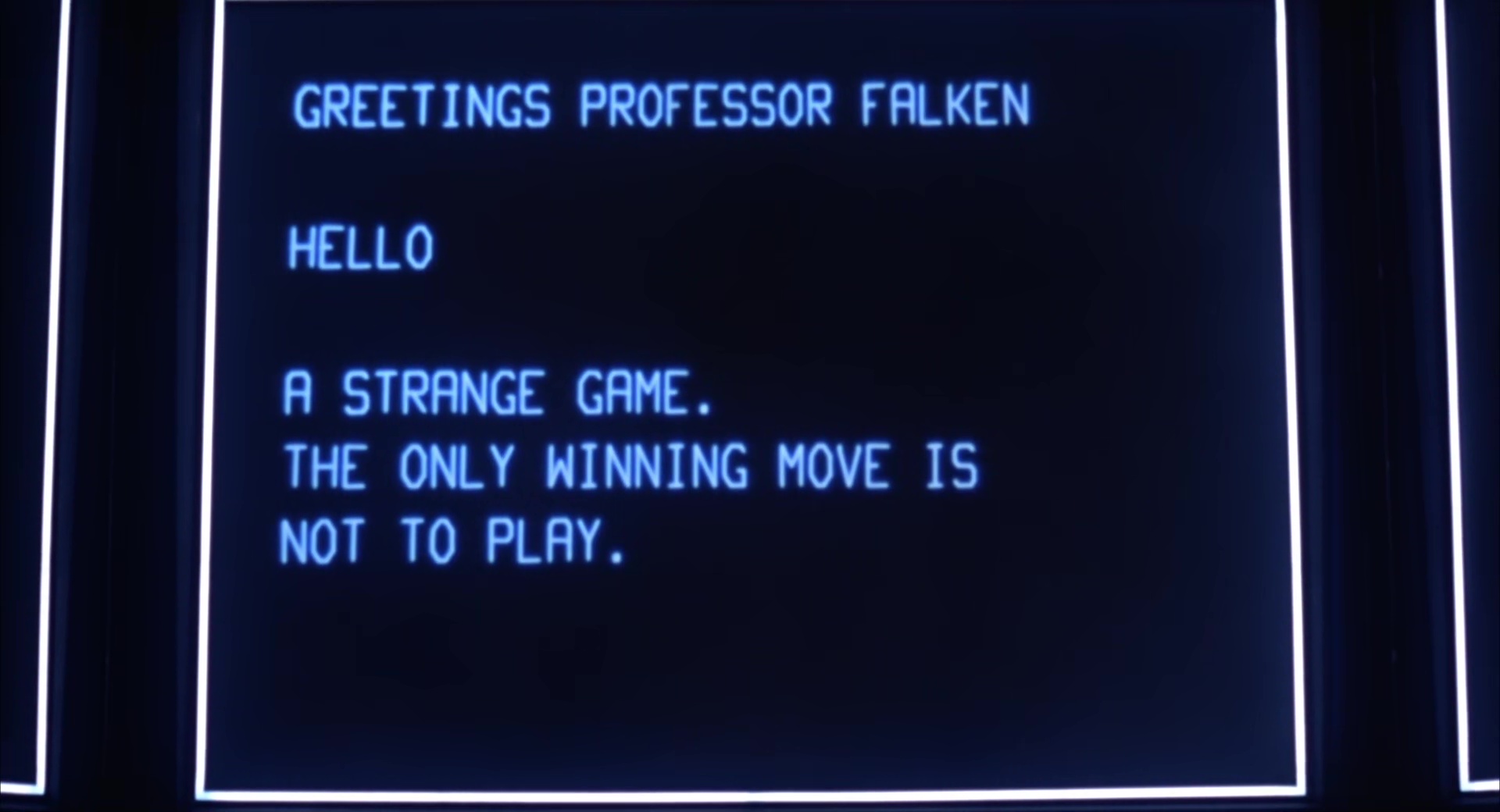 Imagem icônica do filme 'WarGames' (Jogos de Guerra, 1983) mostrando a tela de um antigo terminal CRT do supercomputador militar WOPR (Joshua). O fundo é azul escuro com iluminação neon nas bordas, típico dos anos 80. O texto em letras maiúsculas brancas aparece sequencialmente, simulando uma conversa com a inteligência artificial:No topo: 'SAUDAÇÕES, PROFESSOR FALKEN' Em seguida: 'OLÁ' Depois: 'UM JOGO ESTRANHO.' E a famosa conclusão: 'A ÚNICA JOGADA VENCEDORA É NÃO JOGAR.' A cena captura o momento filosófico em que o sistema revela sua lógica sobre jogos de guerra nuclear: que a única forma de vencer é não participar. A composição transmite tensão, tecnologia retrofuturista e o absurdo da destruição mútua assegurada, com contraste dramático entre o texto luminoso e a escuridão ao redor.