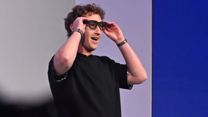 Mark Zuckerberg apresenta o Ray-Ban Meta durante evento realizado em setembro de 2025 em Menlo Park, Califórnia (Crédito: Nic Coury/AP)