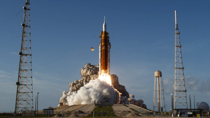 Foguete SLS da missão Artemis II, que fará um flyby ao redor da Lua, a primeira tripulada em mais de 50 anos, é lançado do Centro Espacial Kennedy no Cabo Canaveral, Flórida, em 1.º de abril de 2026 (Crédito: Jim Watson/AFP/Getty Images)