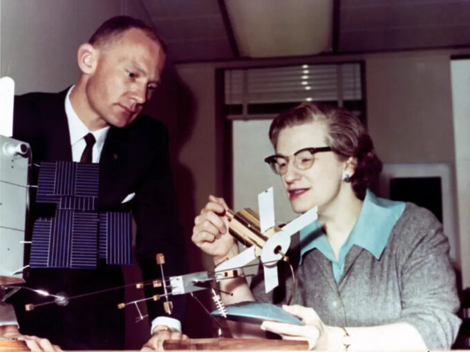 Em foto de 1965, Buzz Aldrin acompanha explicação da Dra. Nancy Grace Roman, então chefe de Astrononia da NASA, sobre o projeto do Observatório Orbital Solar (OSO) (Crédito: NASA)