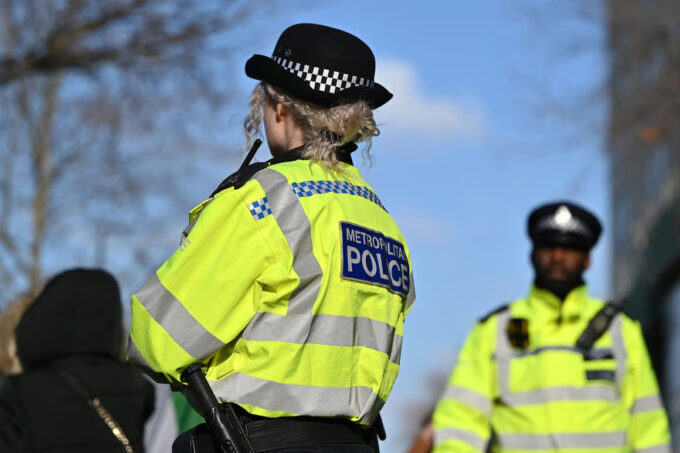 Policiais metropolitanos de Londres a serviço nas ruas da cidade (Crédito: Justin Tallis/AFP/Getty Images)