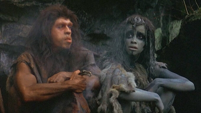 Everett McGill e Rae Dawn Chong em cena do filme "A Guerra do Fogo" (Crédito: Cinema International Corporation/AMLF/Disney)
