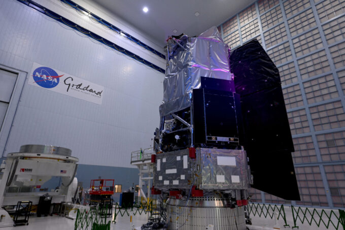 Telescópio Espacial Nancy Grace Roman (RST) finalizado e embalado, na sala limpa do Centro Goddard de Voos Espaciais em Greenbelt, Maryland, EUA (Crédito: Scott Wiessinger/NASA)
