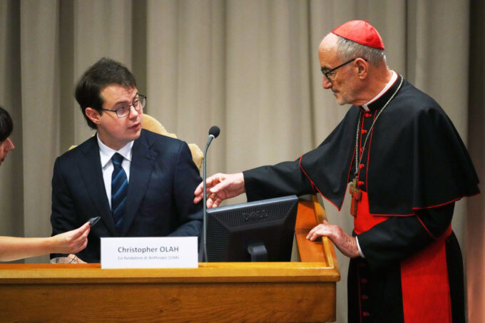 Christopher Olah, co-fundador da Anthropic, durante apresentação da encíclica "Magnifica Humanitas", no Vaticano (Crédito: Alessandra Tarantino/AP)