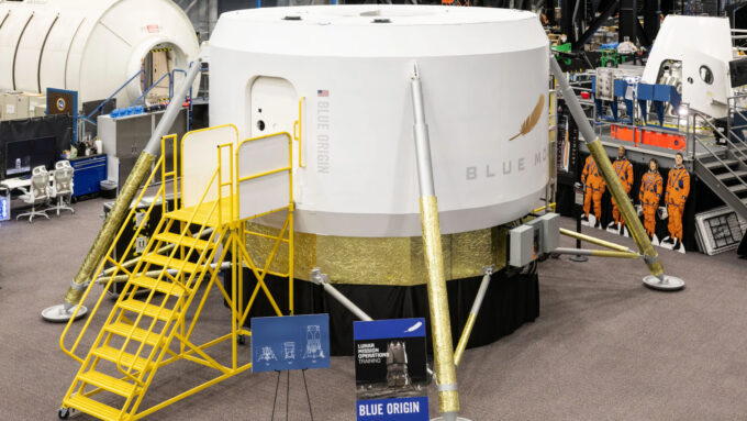 Protótipo em escala da cabine do lander lunar Blue Moon, nas instalações do Centro Espacial Johnson em Houston, Texas (Crédito: Divulgação/NASA)