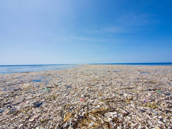 Grande Porção de Lixo do Pacífico, uma "ilha flutuante" de lixo plástico, tem tamanho estimado de 1,6 milhão de km² (Crédito: The Ocean Cleanup)