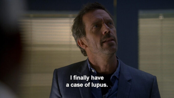 Cena da série de TV House, M.D., em que o dr. Gregory House (Hugh Laurie) diz "eu finalmente tenho um caso de lúpus" (Crédito: Reprodução/Heel and Toe Films/Shore Z Productions/Bad Hat Harry Productions/NBCUniversal/Comcast)