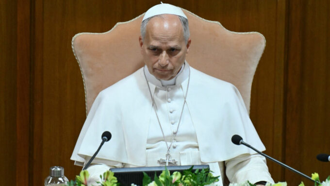 Papa Leão XIV durante apresentação da encíclica "Magnifica Humanitas", no Vaticano (Crédito: Alessia Guiliani/Catholic Press Photo/Sipa/Getty Images)