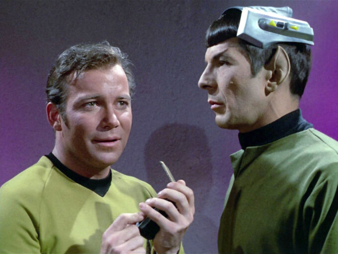 William Shatner como James T. Kirk e Leonard Nimoy como Spock em cena do episódio "Spock's Brain", 6.º episódio da 3.ª temporada de Jornada nas Estrelas (Crédito: Reprodução/Norway Productions/Paramount)