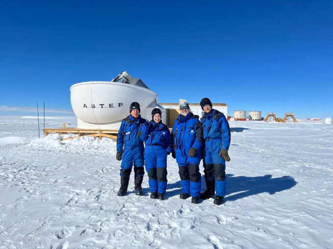 Dra. George Dransfield (2.ª da esq. para a dir.) e qeuipe diante do telescópio ASTEP, usado na análise dos planetas do sistema TOI-791 (Crédito: Karim Agabi/IPEV/PNRA)
