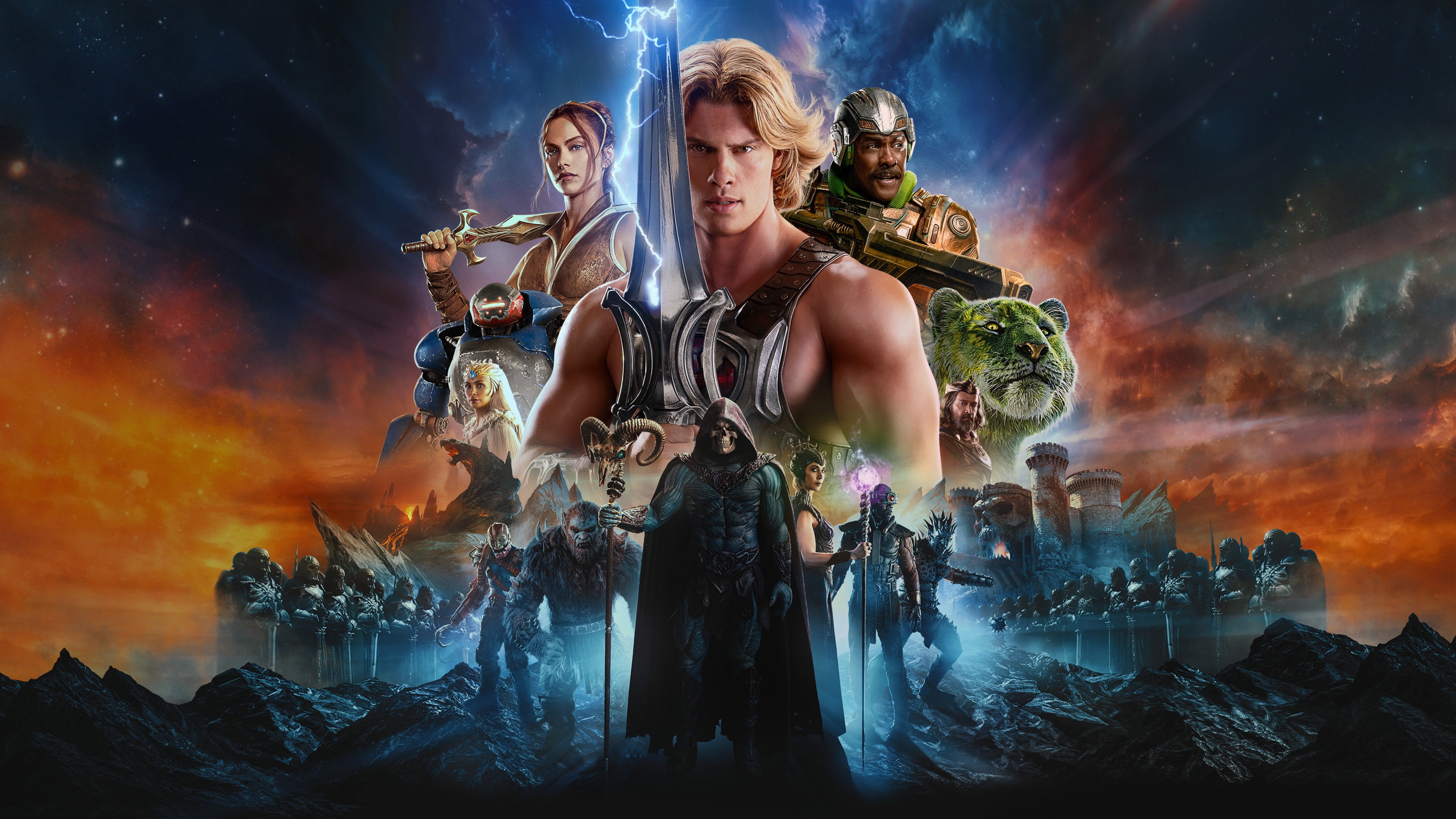 : Imagem promocional épica do filme He-Man e os Mestres do Universo. No centro, He-Man — homem loiro e extremamente musculoso de armadura prateada — segura uma grande espada brilhante com raios azuis. Ao seu redor: uma guerreira castanha com espada, um homem em armadura avançada, a cabeça de um tigre verde e, abaixo, o vilão Esqueleto de capuz com cajado de caveira. Fundo com castelo em ruínas, exércitos, montanhas e céu cósmico dramático em tons de laranja, azul e roxo