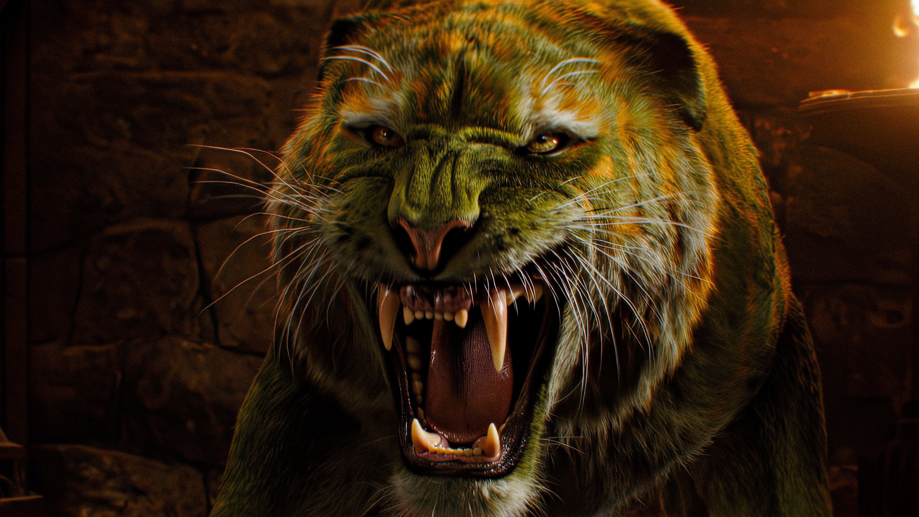 Trata-se de uma imagem digital realista, provavelmente uma ilustração de alta qualidade ou renderização 3D, que apresenta um close-up frontal e intenso da cabeça de um felino monstruoso. O animal ocupa a maior parte do quadro, com o focinho aberto em um rugido ou rosnado feroz, revelando uma boca enorme e detalhada.A pelagem do felino exibe uma mistura vibrante de cores, variando de tons de verde musgo e oliva nas áreas mais sombreadas e na testa, para laranjas e amarelos dourados ao longo das bochechas e topo da cabeça. A textura do pelo é muito bem definida, parecendo macia e densa. O rosto é marcado por rugas profundas e expressivas, especialmente em torno dos olhos e focinho, que dão ao animal uma aparência envelhecida, feroz e perigosa. Os olhos são de um âmbar brilhante e penetrante, com pupilas verticais estreitas, fixados diretamente na "câmera", transmitindo uma sensação de alerta e agressividade. As barbas brancas e longas saem em ambos os lados do focinho, contrastando com a pelagem mais escura. A boca está completamente aberta, mostrando uma língua carnuda e avermelhada, gengivas rosadas e uma mandíbula inferior com dentes presas brancos e pontiagudos, além de caninos superiores grandes e prominentes. A iluminação é dramática e quente, vinda principalmente do canto superior direito, que realça as texturas do pelo, os reflexos nos olhos e a profundidade das rugas, criando sombras fortes que enfatizam a imponência e a ameaça do sujeito. O fundo é escuro e desfocado, parecendo ser uma parede de pedra ou um ambiente de caverna, o que ajuda a isolar o felino e focar toda a atenção na sua expressão facial. Não há texto visível na imagem. O estilo visual combina realismo anatômico com uma paleta de cores fantástica, sugerindo que o animal pode ser um personagem de fantasia, um híbrido (como um tigre com pelagem verde) ou uma criatura mítica. A composição é centralizada e impactante, projetada para causar uma reação imediata de admiração ou medo.