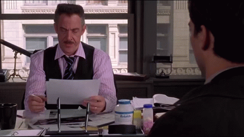 Cena de "Homem-Aranha" (2002): J. Jonah Jameson (JK Simmons) analisa as fotos do Aranha tiradas por Peter Parker (Tobey Maguire) e as classifica como "crap, crap, mega crap" (Crédito: Reprodução/Columbia Pictures/Disney/Sony)