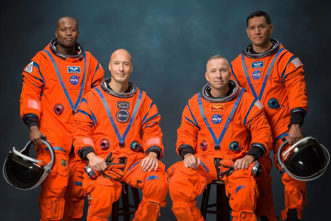 Tripulação da missão Artemis III. Da esq. para a direita: especialista de missão Andre Douglas, piloto Luca Parmitano, comandante Randy Bresnik, e especialista de missão Frank Rubio (Crédito: Divulgação/NASA)