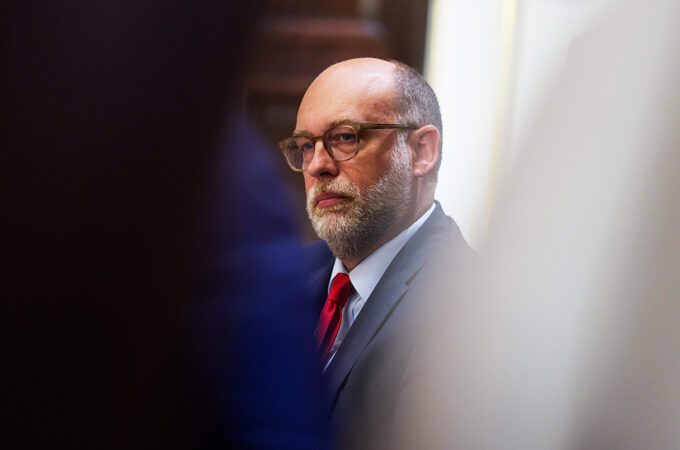 Russell Vought, diretor do Escritório de Administração e Orçamento (OMB) durante o primeiro e segundo mandatos de Donald Trump (Crédito: Aaron Schwartz/CNP/ZUMA)