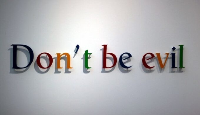 O antigo slogan do Google, "Don't be evil", foi silenciosamente removido do código de conduta da empresa em 2018 (Crédito: Reprodução/acervo internet)