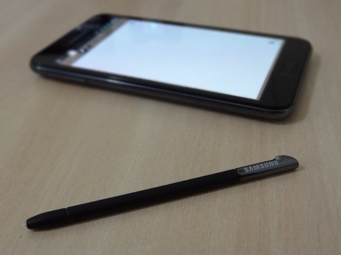 S-Pen em destaque diante do Galaxy Note.
