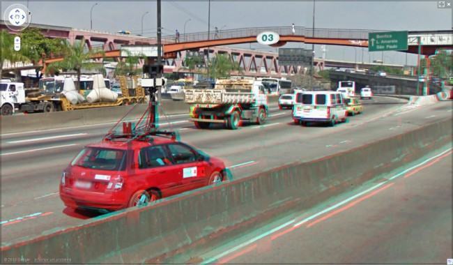 Google Street View em 3D; detalhe para o Stilo vermelho com a câmera acoplada.