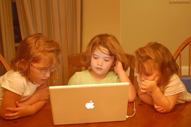Crianças no computador.