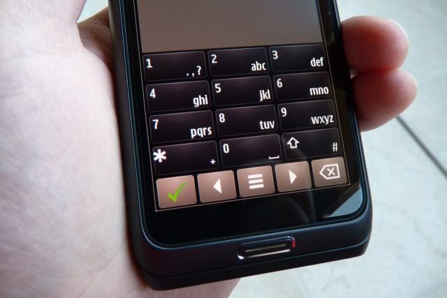 Em modo retrato, teclado touchscreen do E7 é T9.