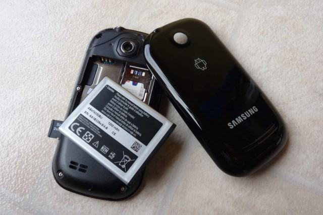 Bateria, SIM card e cartão microSD.