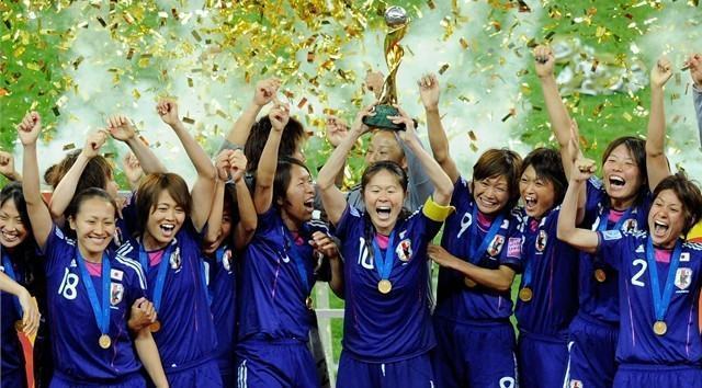 Seleção japonesa de futebol feminino levanta a copa do mundo.