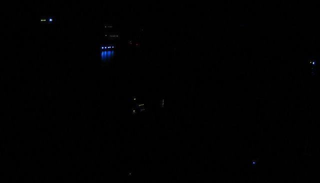 LEDs do PC num quarto escuro.