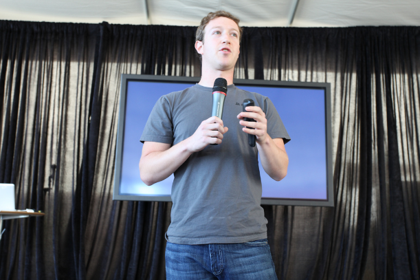 Mark Zuckerberg anunciando o novo Facebook Messages.